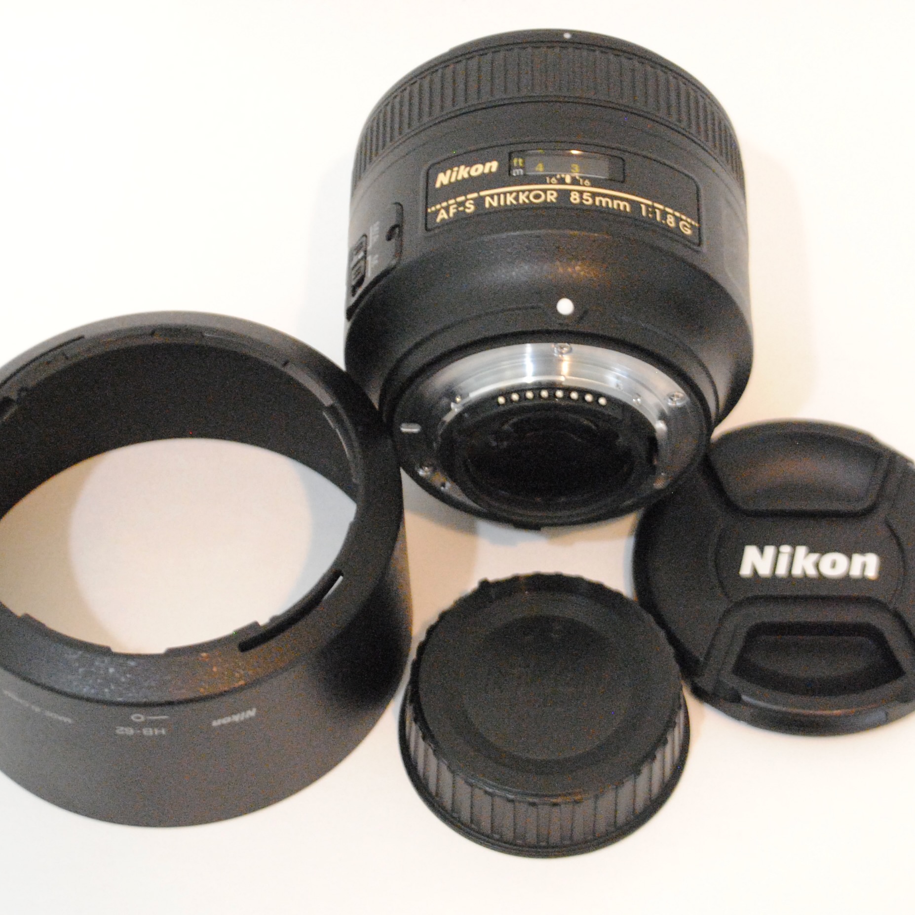 Nikon AF-S 85mm 1.8G on white background