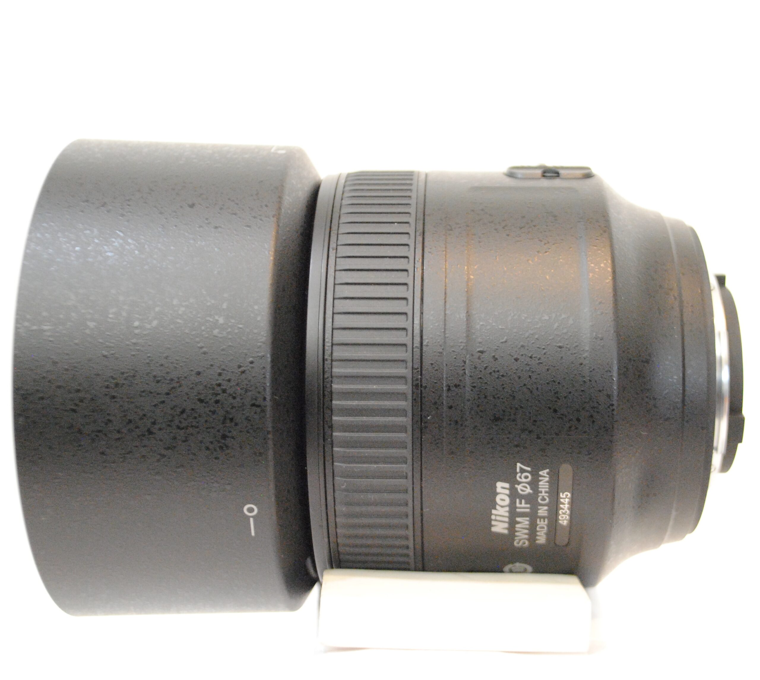 Nikon AF-S 85mm 1.8G on white background